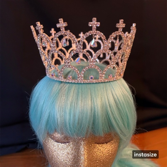 Exquisite Vintage Silver Crown with Luminescent Teardrop Crystal Embellishments